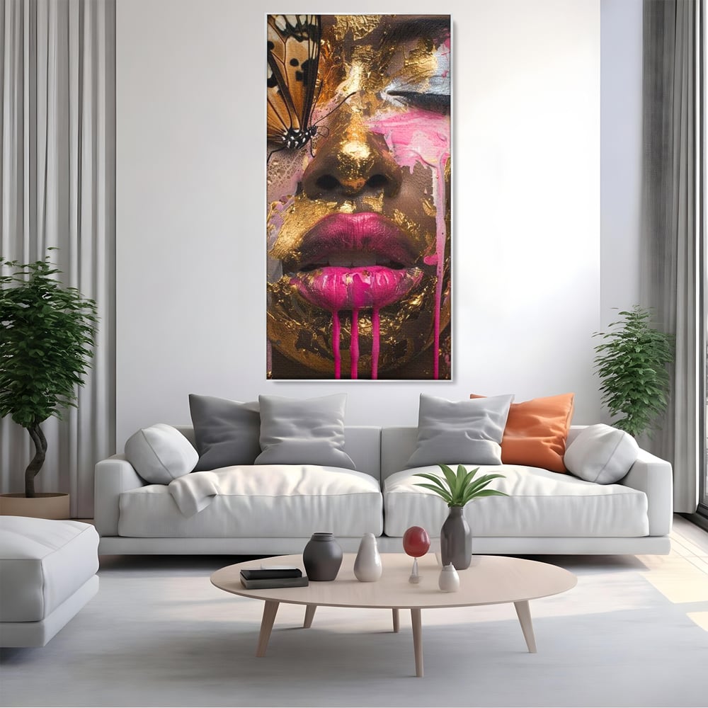 Tablou canvas cu tablou canvas cu portret artistic de femeie, in rama de aluminiu argintiu, pe perete intr-un living